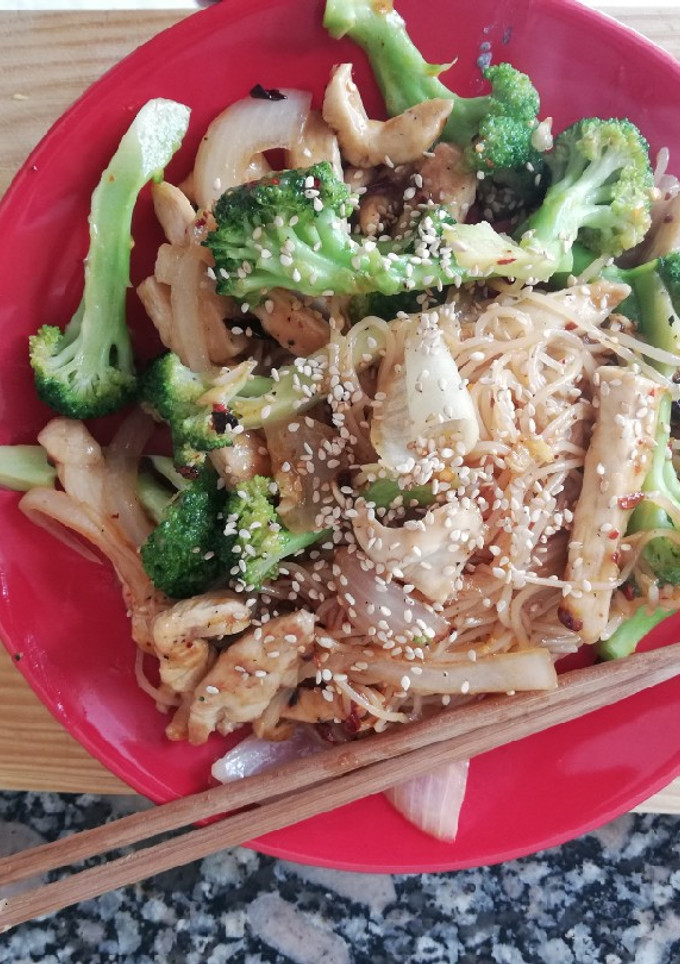 Una foto de Fideos salteados con pollo y brócoli