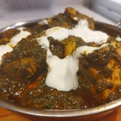A picture of Palak chicken.