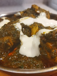 A picture of Palak chicken.