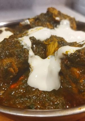 A picture of Palak chicken.