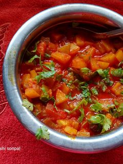 દુધી બટાકા નું શાક (Dudhi Bataka Shak Recipe in Gujarati) રેસીપી મુખ્ય ફોટો