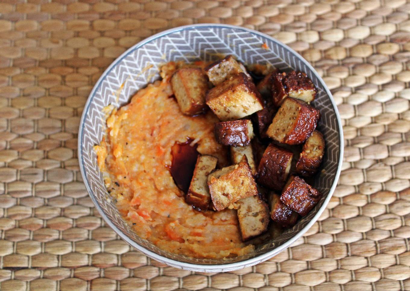 Puré de patatas, zanahoria y calabaza con tofu ahumado