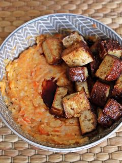 Una foto de Puré de patatas, zanahoria y calabaza con tofu ahumado