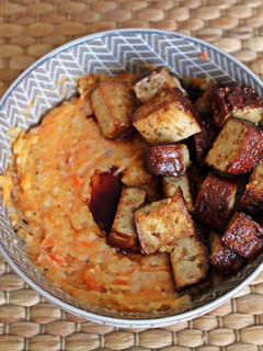 Una foto de Puré de patatas, zanahoria y calabaza con tofu ahumado