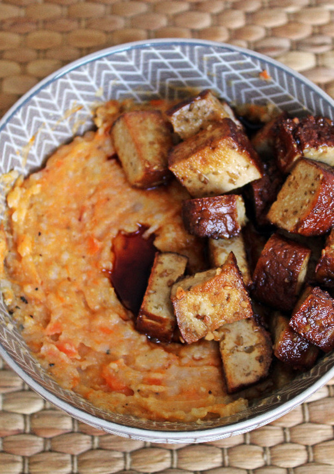 Una foto de Puré de patatas, zanahoria y calabaza con tofu ahumado