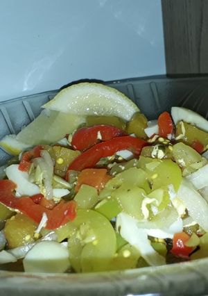 Una foto de Ensalada colorida 🍆🥒🥗