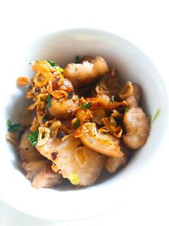 Hình của món Thịt ba chỉ rang xém cạnh.
