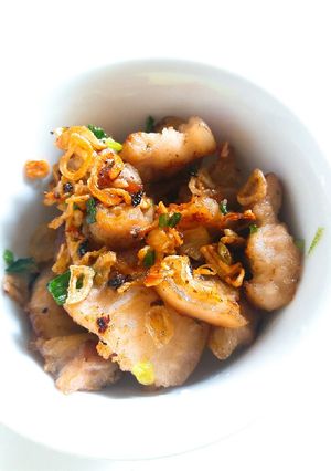 Hình của món Thịt ba chỉ rang xém cạnh.