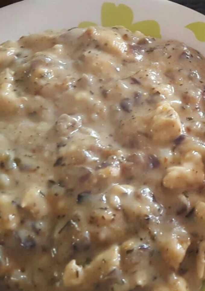 Una foto de Pollo trozado con salsa blanca light