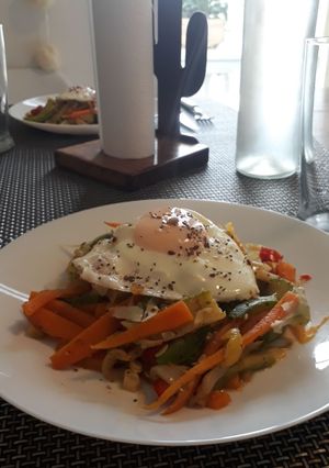 Una foto de Wok de verduras y huevo