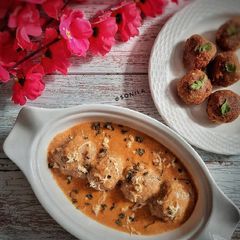 A picture of Soya Paneer kofta curry.