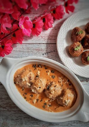 A picture of Soya Paneer kofta curry.