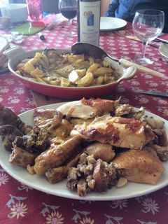 Une photo de Poulet rôti et pommes de terres aux oignons