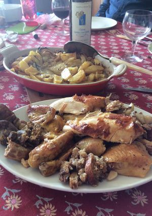 Une photo de Poulet rôti et pommes de terres aux oignons