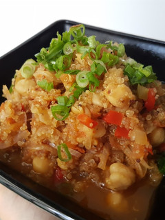 Una foto de Guiso de garbanzos y quinoa apto DMA