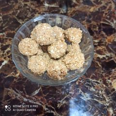 A picture of Til gur ladoo.