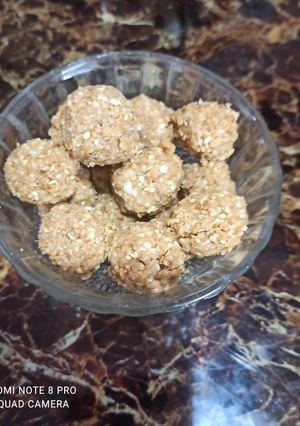 A picture of Til gur ladoo.