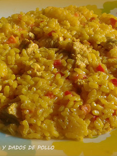 Una foto de Arroz con verduras y dados de pollo