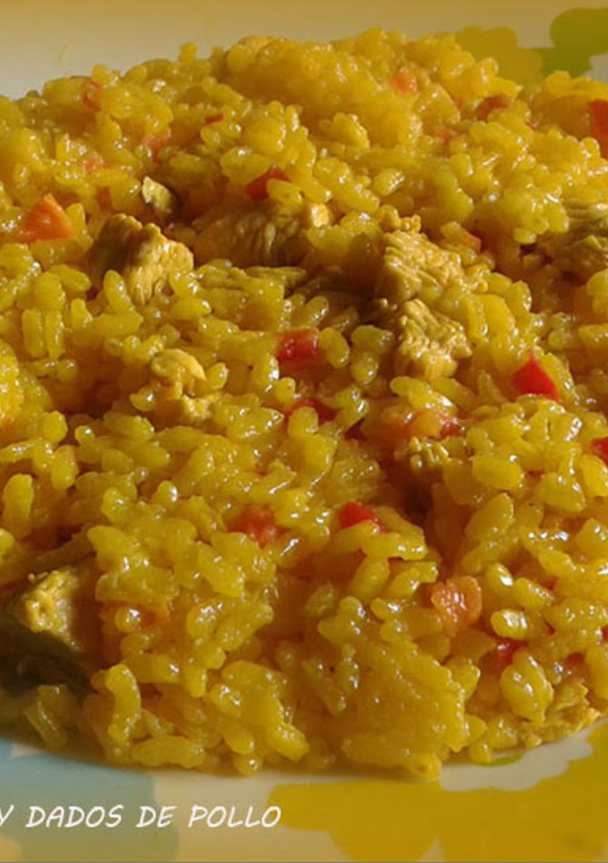 Una foto de Arroz con verduras y dados de pollo