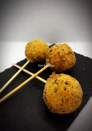 A picture of Cheese and Turkey Lollipop Balls.