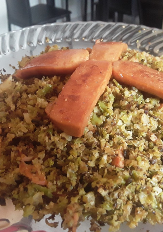 Una foto de "Arroz" de coliflor y brócoli... 😜😝😜🥦🍙🍚🍙🥦