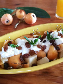 Una foto de Desayuno con queso mató y fruta de temporada