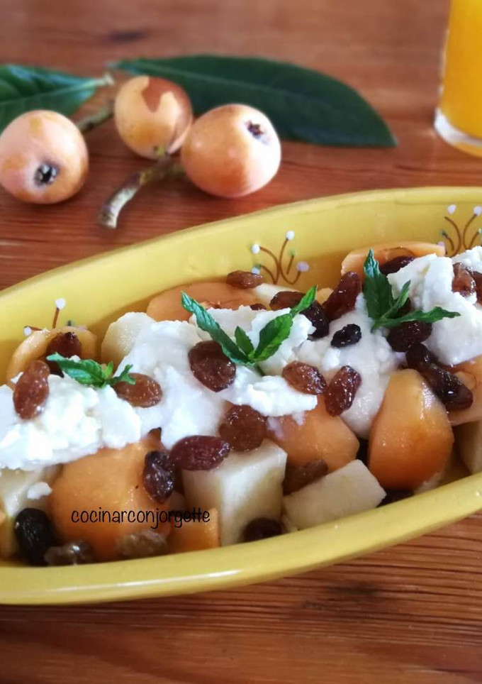 Una foto de Desayuno con queso mató y fruta de temporada