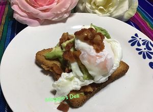 Una foto de Huevo poché en tostada