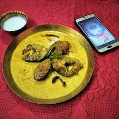 A picture of Thakurbarir special dudh rui fish curry.