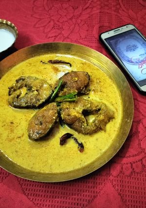 A picture of Thakurbarir special dudh rui fish curry.