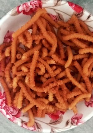 सूजी नमकीन (suji namkeen recipe in Hindi) रेसिपी मुख्य फोटो
