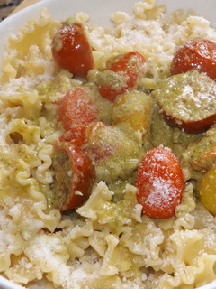 Una foto de Pasta seca con tomatitos al pesto