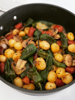 Una foto de Salteado de patatas especiadas, chistorra y pimientos padrón