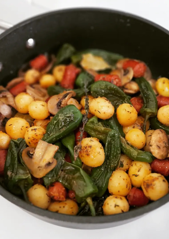 Una foto de Salteado de patatas especiadas, chistorra y pimientos padrón