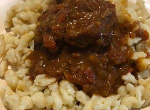 Una foto de Goulash con spätzle