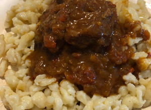 Una foto de Goulash con spätzle