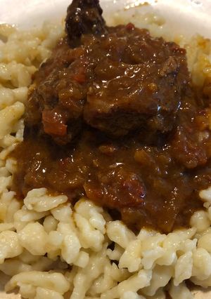 Una foto de Goulash con spätzle