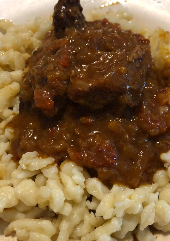 Una foto de Goulash con spätzle