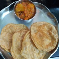 Poori with aloo kurma A picture of Poori with aloo kurma.