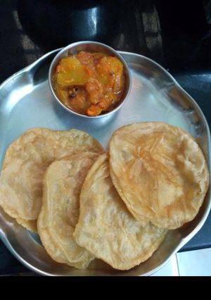 A picture of Poori with aloo kurma.