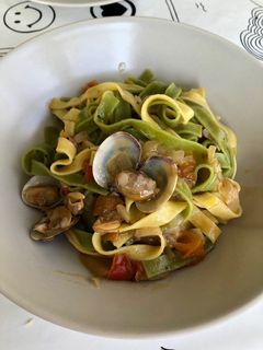 Una foto de Pasta fresca con almejas