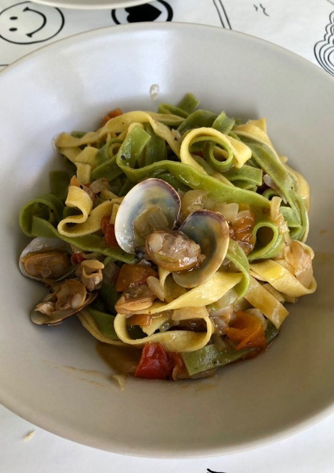 Una foto de Pasta fresca con almejas