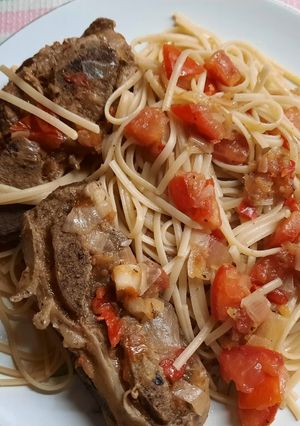 Una foto de Spaghetti de morrón con salsa de morrón picante y falda