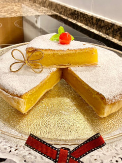 Una foto de Pastel de yema y almendras. (Yolk and almond cake)