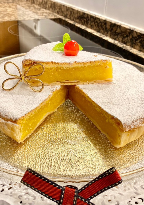 Una foto de Pastel de yema y almendras. (Yolk and almond cake)