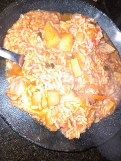 Una foto de Guiso de arroz con alitas de pollo