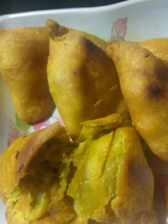 कच्चे केले समोसा (kachhe kele ka samosa recipe in hindi) रेसिपी मुख्य फोटो