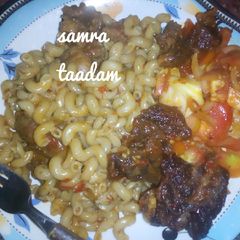 A picture of Macaroni with peppered meat.