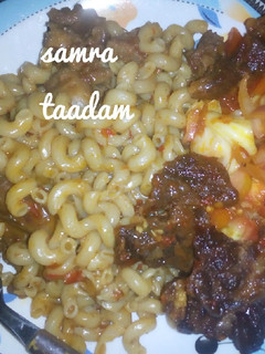 A picture of Macaroni with peppered meat.