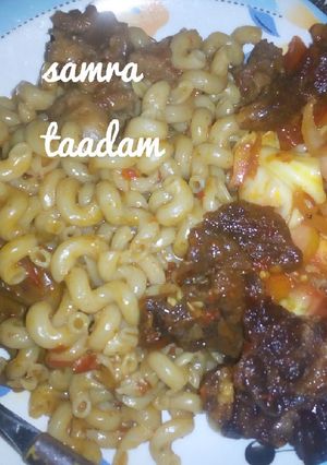 A picture of Macaroni with peppered meat.